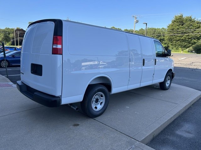 2025 Chevrolet Express Cargo 3500 photo 2