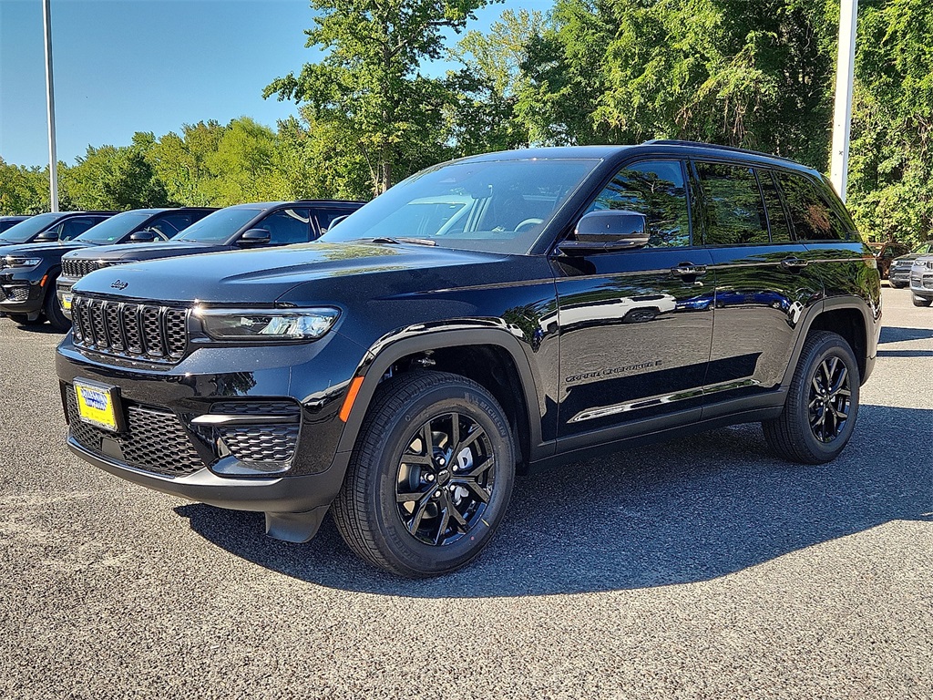 2025 Jeep Grand Cherokee Altitude photo 2