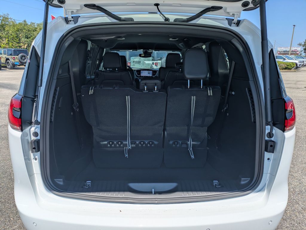 2026 Chrysler Pacifica photo 23