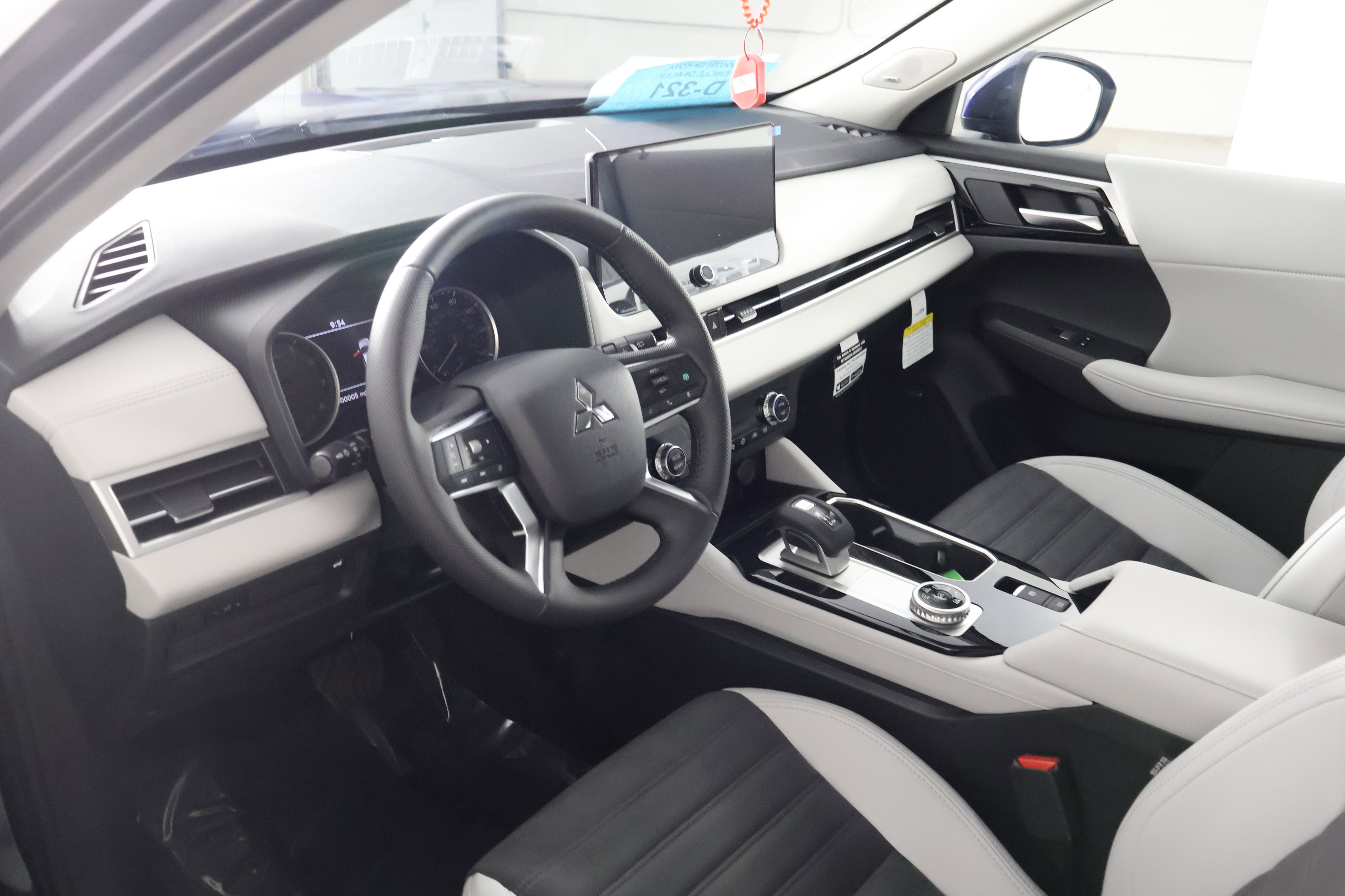 2025 Mitsubishi Outlander SE photo 2