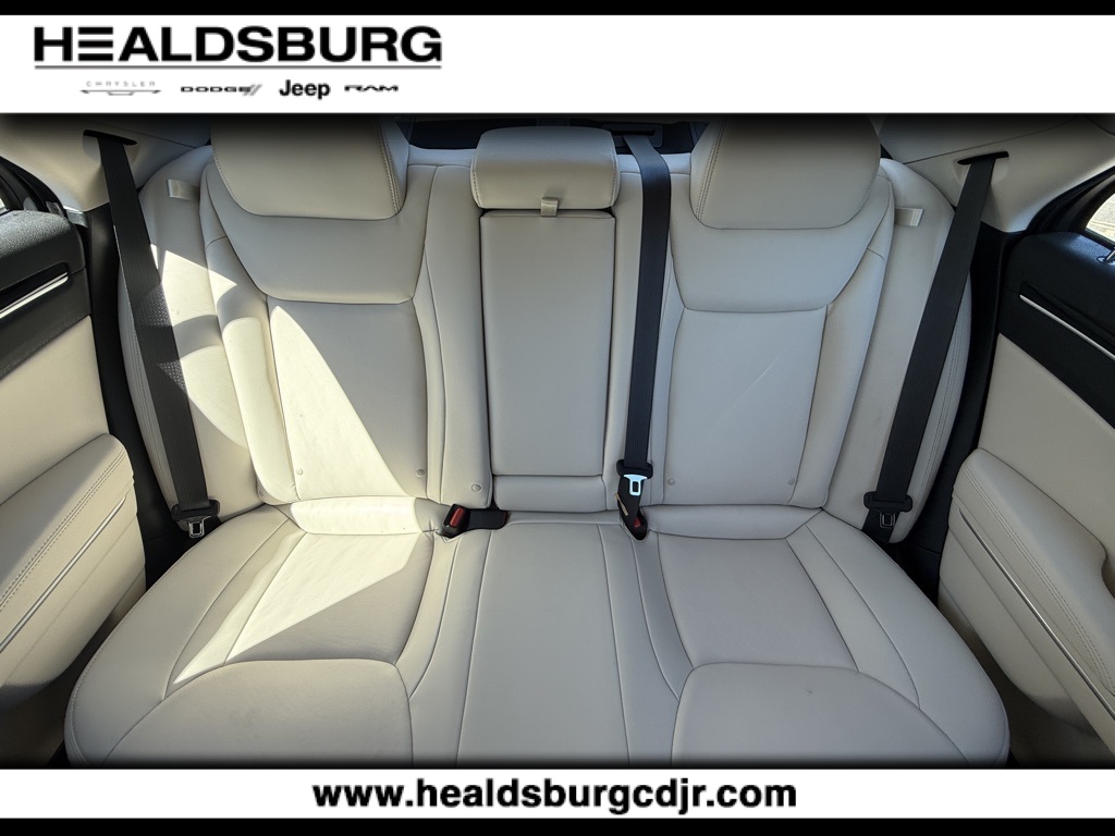 2023 Chrysler 300 Touring photo 9
