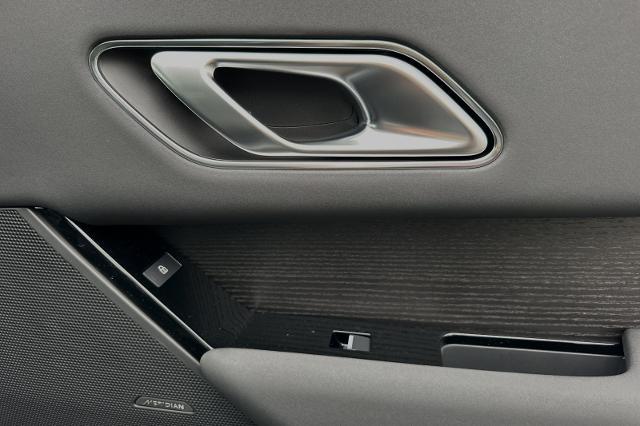 2025 Land Rover Range Rover Velar SE photo 18