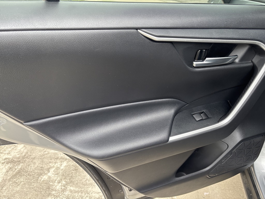 2020 Toyota RAV4 XLE photo 13
