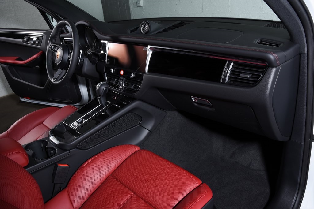 2026 Porsche Macan T photo 20