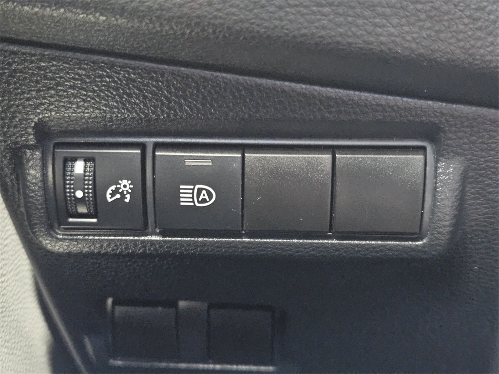 2022 Toyota Corolla Cross LE photo 19