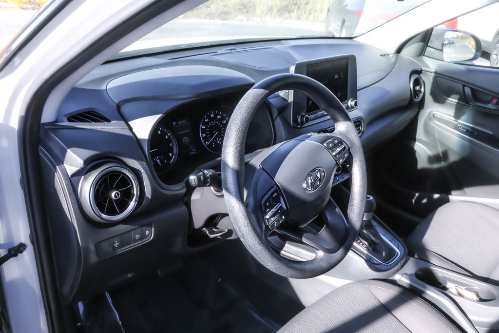 2023 Hyundai Kona SEL photo 2