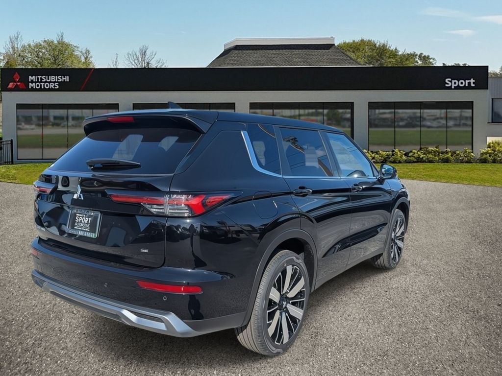 2025 Mitsubishi Outlander SE photo 3