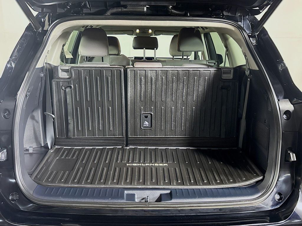 2023 Toyota Highlander L photo 19