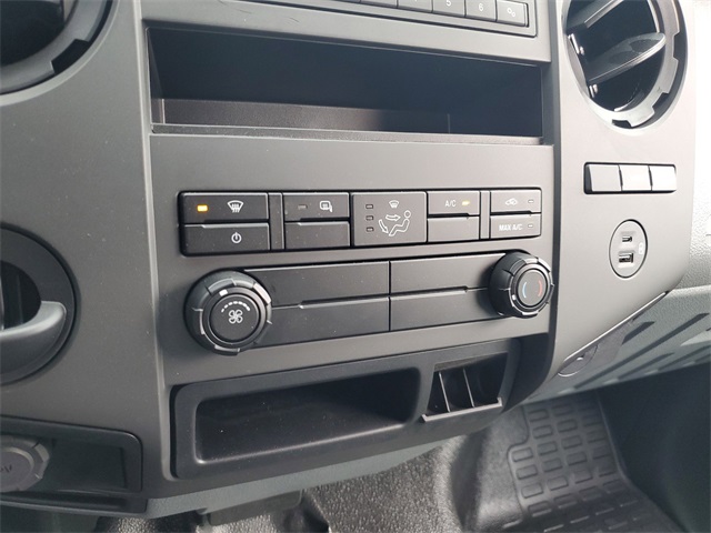 2025 Ford F-650 Cutaway photo 3