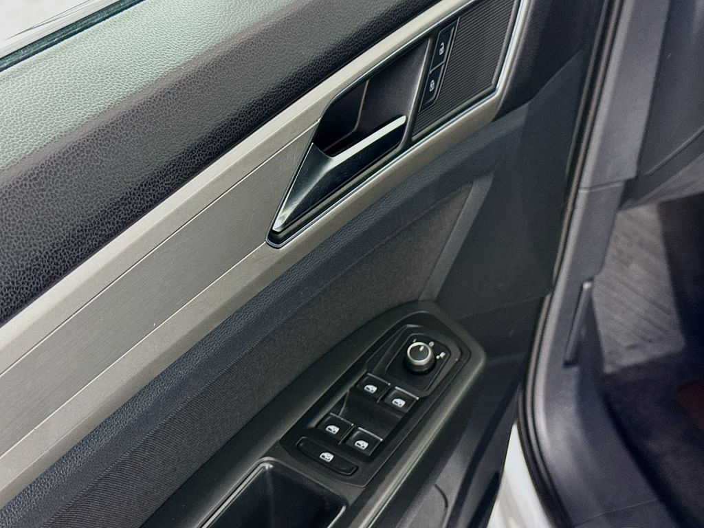 2018 Volkswagen Atlas V6 Launch Edition photo 16