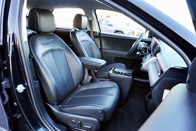 Used 2025 Black Hyundai SEL image 12