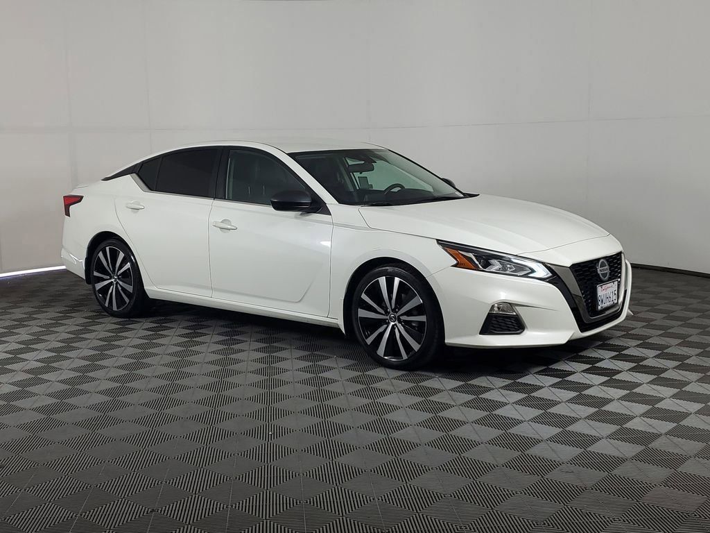 Used 2021 White Nissan 2.5 SR image 2