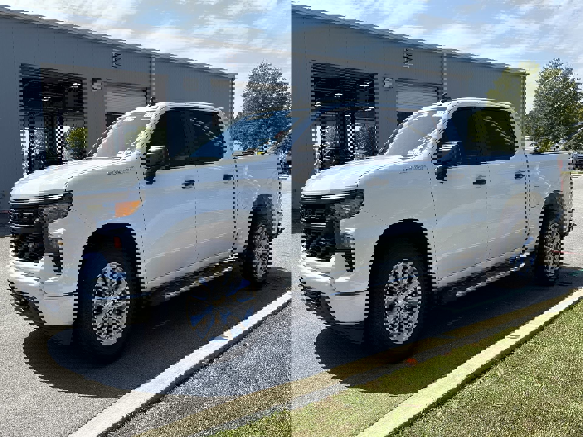 2023 Chevrolet Silverado 1500 Custom photo 3
