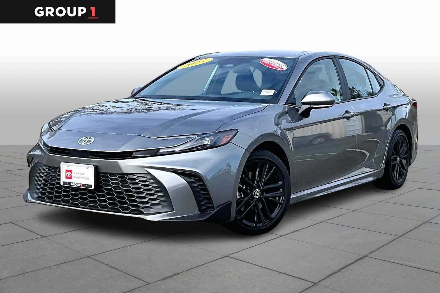 2025 Toyota Camry SE's photo