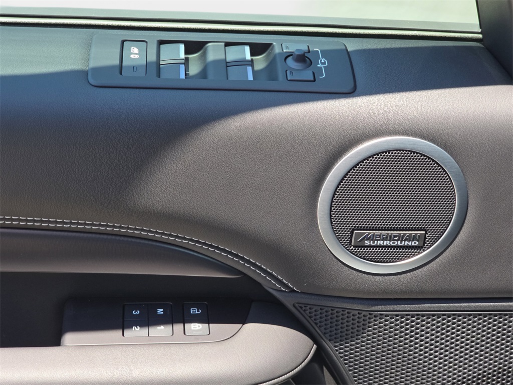 2025 Land Rover Discovery Metropolitan Edition photo 24