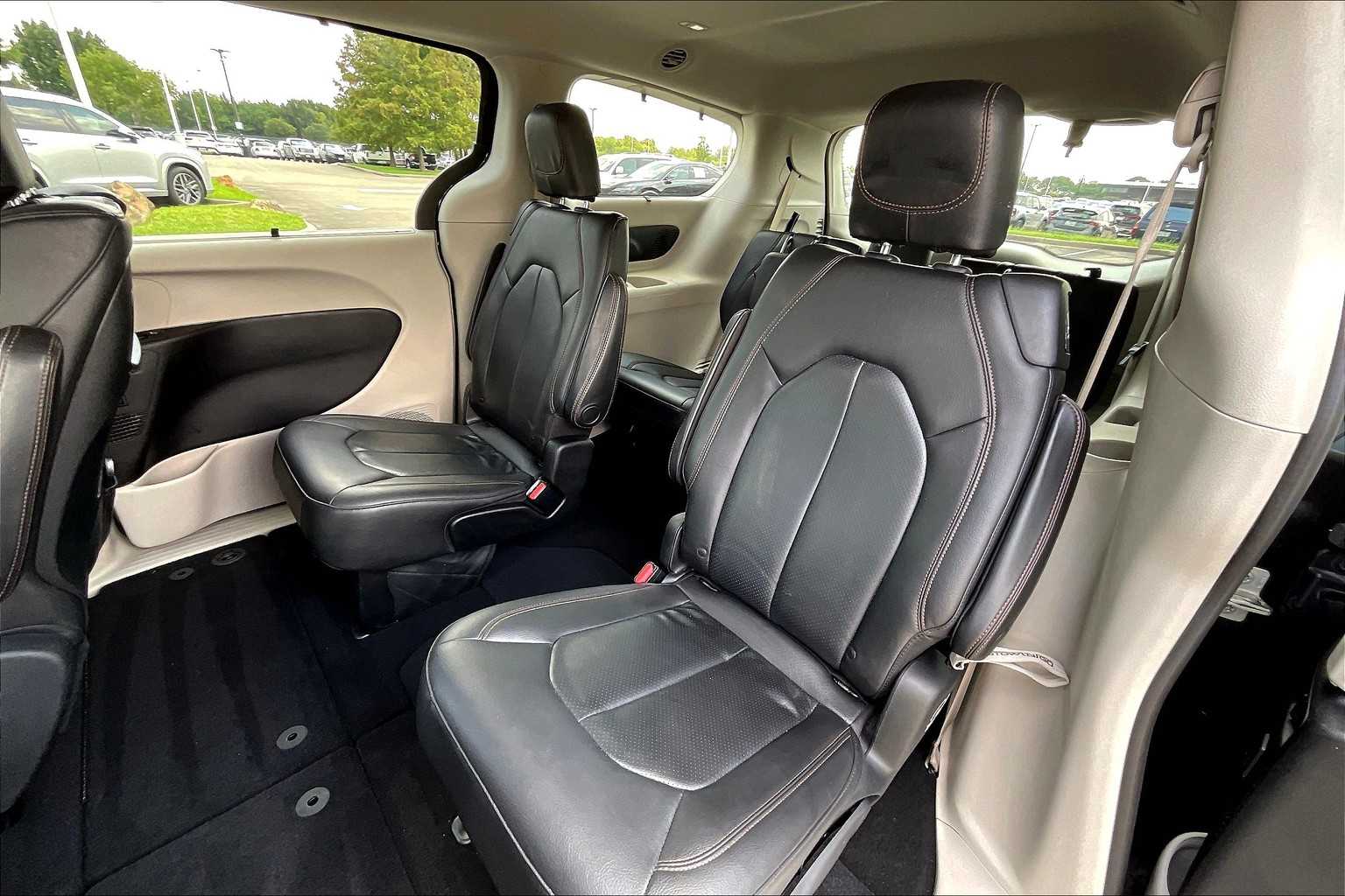 2020 Chrysler Pacifica Touring Plus photo 17
