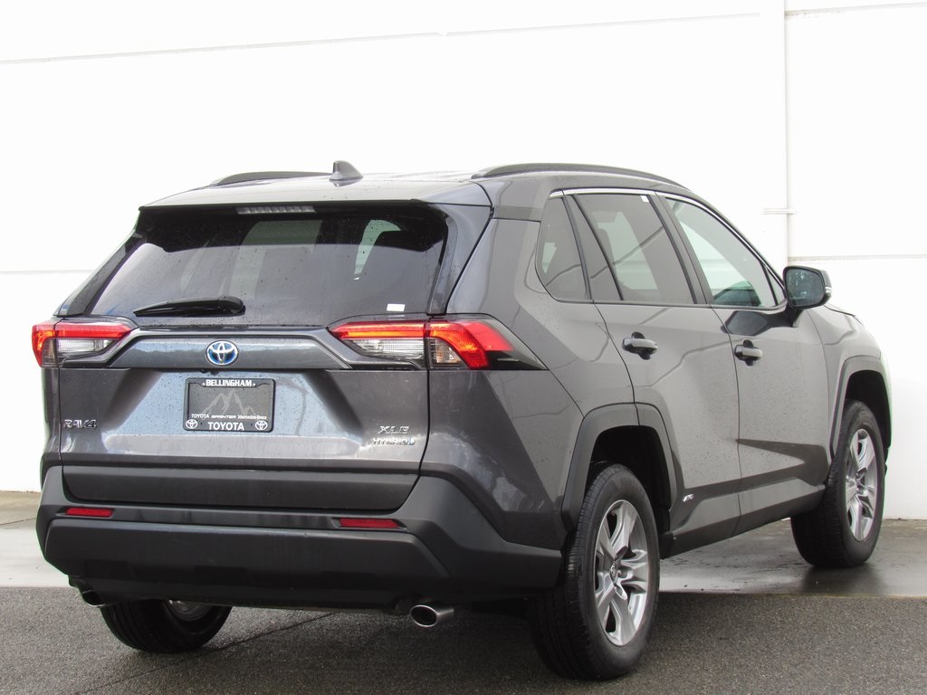 2024 Toyota RAV4 Hybrid XLE photo 3