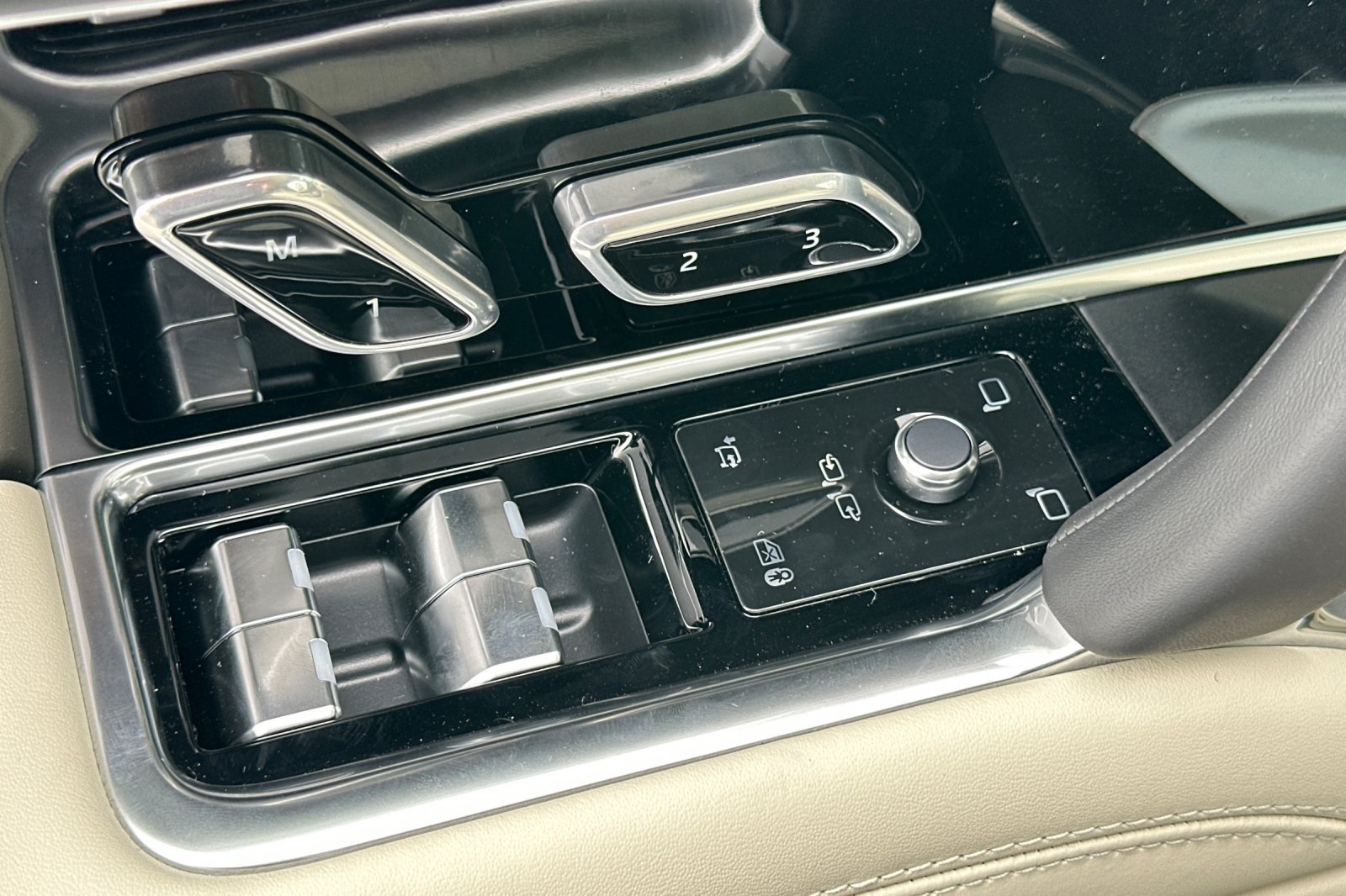 2025 Land Rover Range Rover SE photo 11