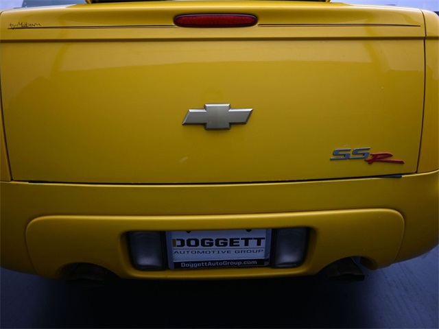 2005 Chevrolet SSR Base photo 2