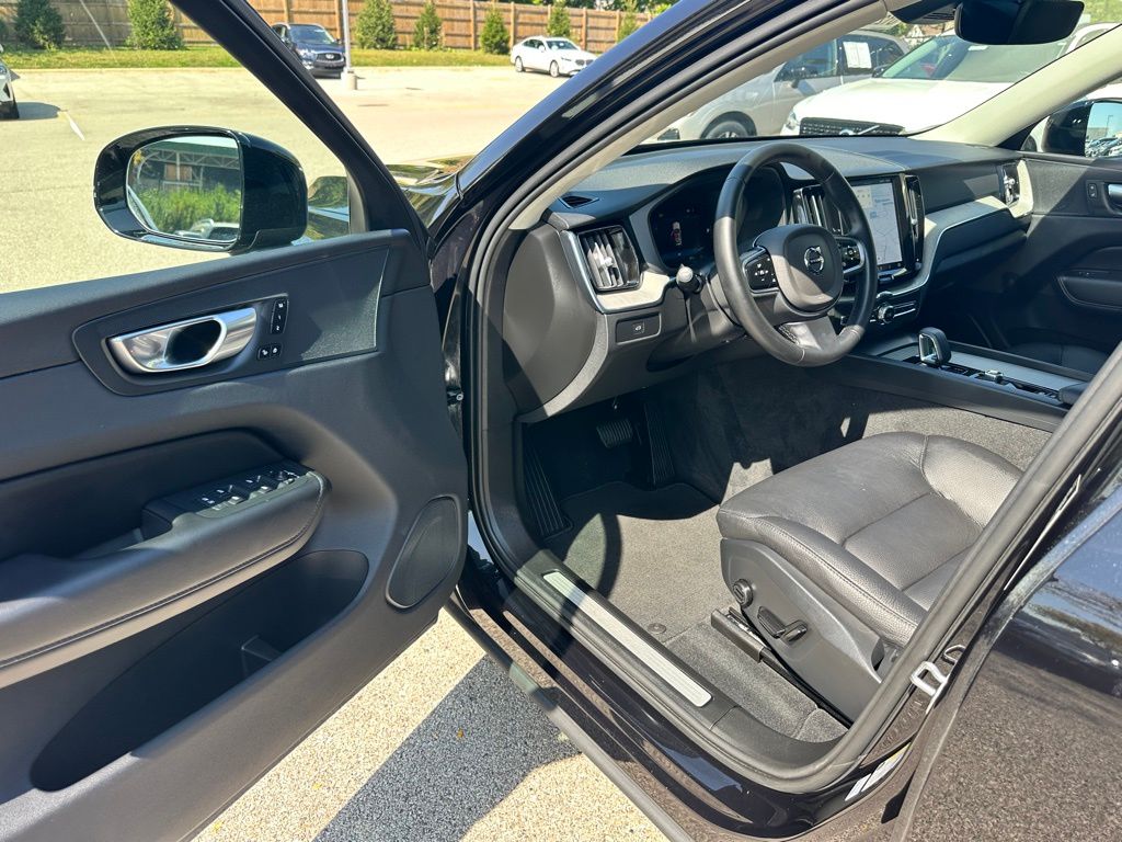 2025 Volvo XC60 B5 Plus photo 11