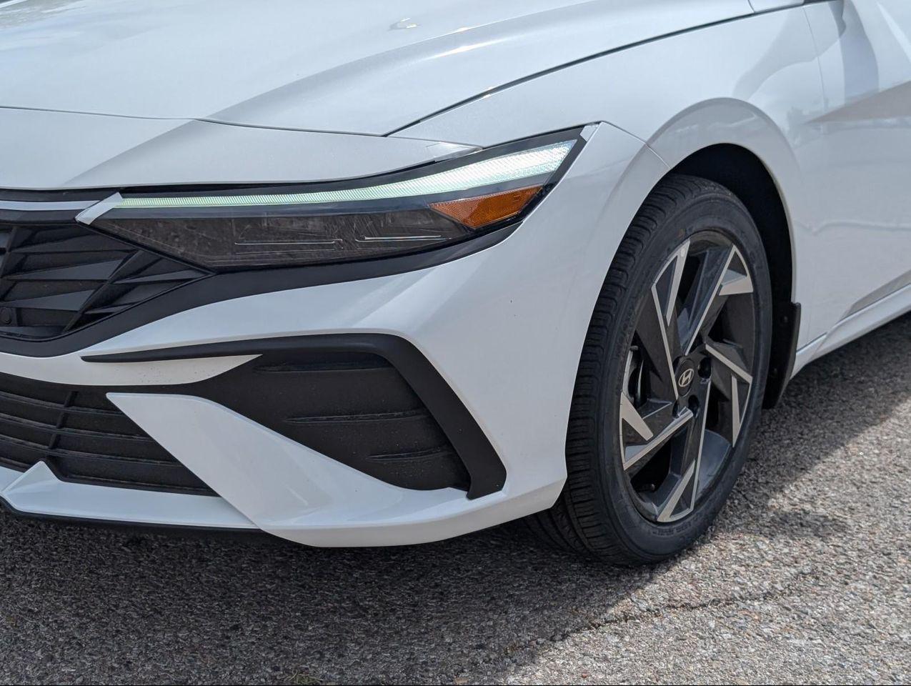 2025 Hyundai Elantra SEL Sport photo 2