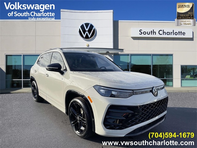 2026 Volkswagen Tiguan SE R-LINE BLACK's photo