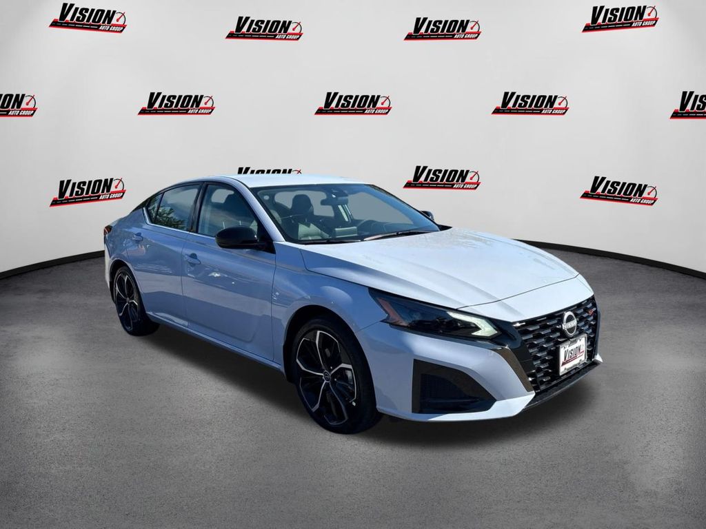 2025 Nissan Altima 2.5 SR photo 2