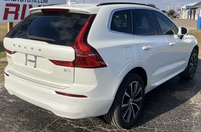 2022 Volvo XC60 B5 Momentum photo 4