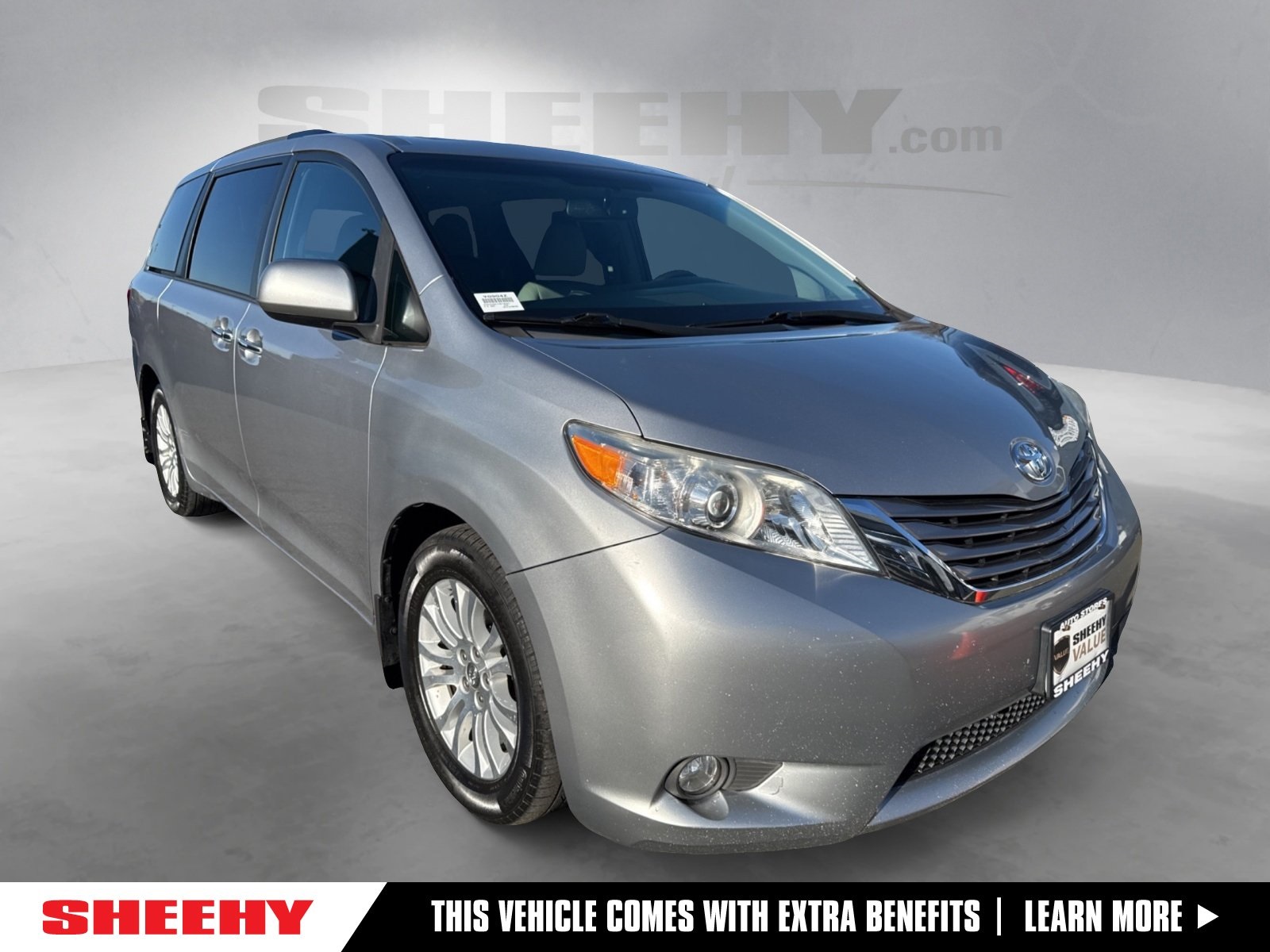 2017 Toyota Sienna XLE's photo