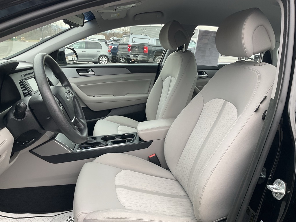 2016 Hyundai Sonata SE Hybrid photo 2