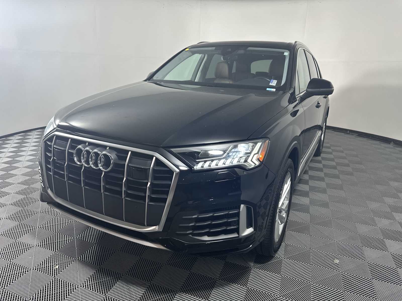 2023 Audi Q7 55 Premium Plus photo 2