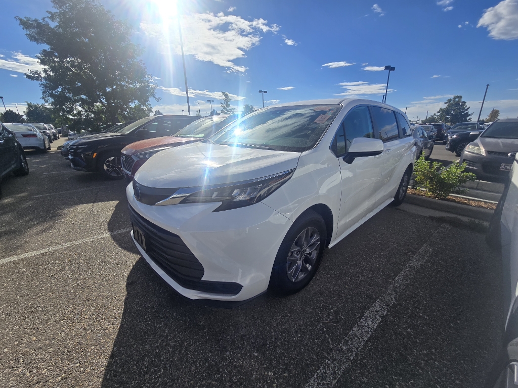 2024 Toyota Sienna LE photo 9