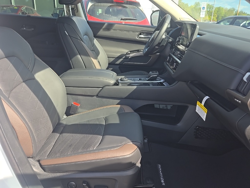 2025 Nissan Pathfinder Platinum photo 19
