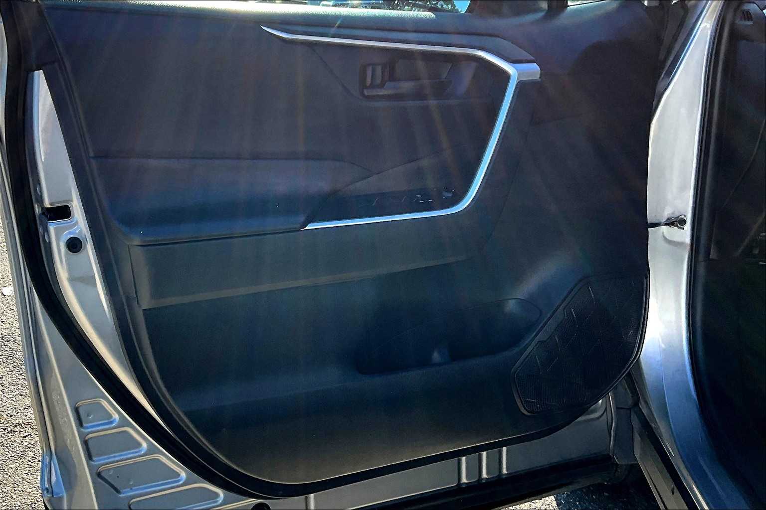 2021 Toyota RAV4 LE photo 20