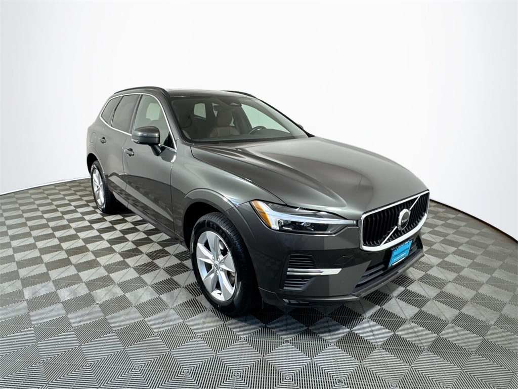 2022 Volvo XC60 B5 Momentum photo 3