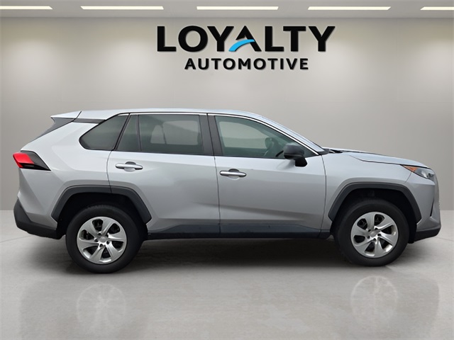2022 Toyota RAV4 LE photo 5