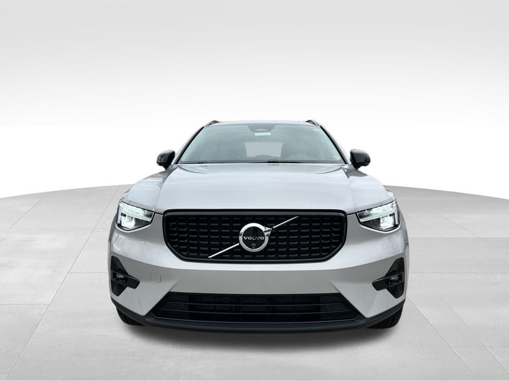 2025 Volvo XC40 Plus photo 2