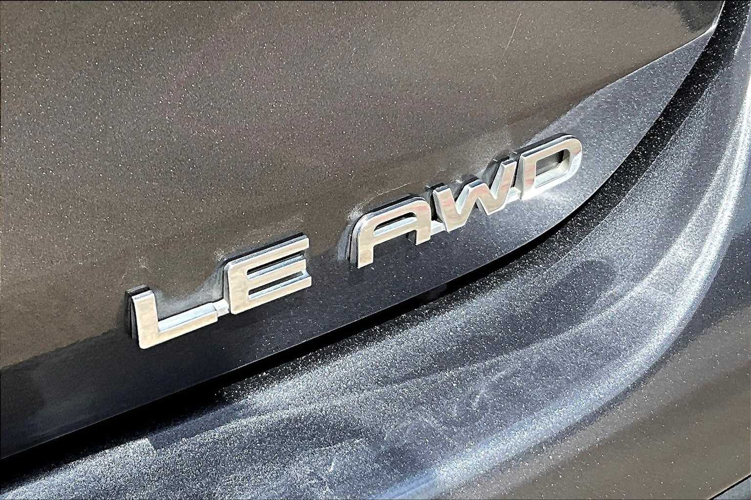 2024 Toyota Highlander LE photo 9