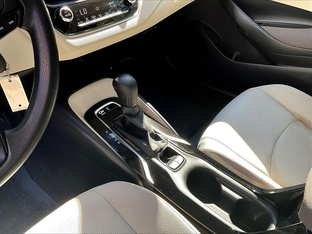 2021 Toyota Corolla LE photo 15