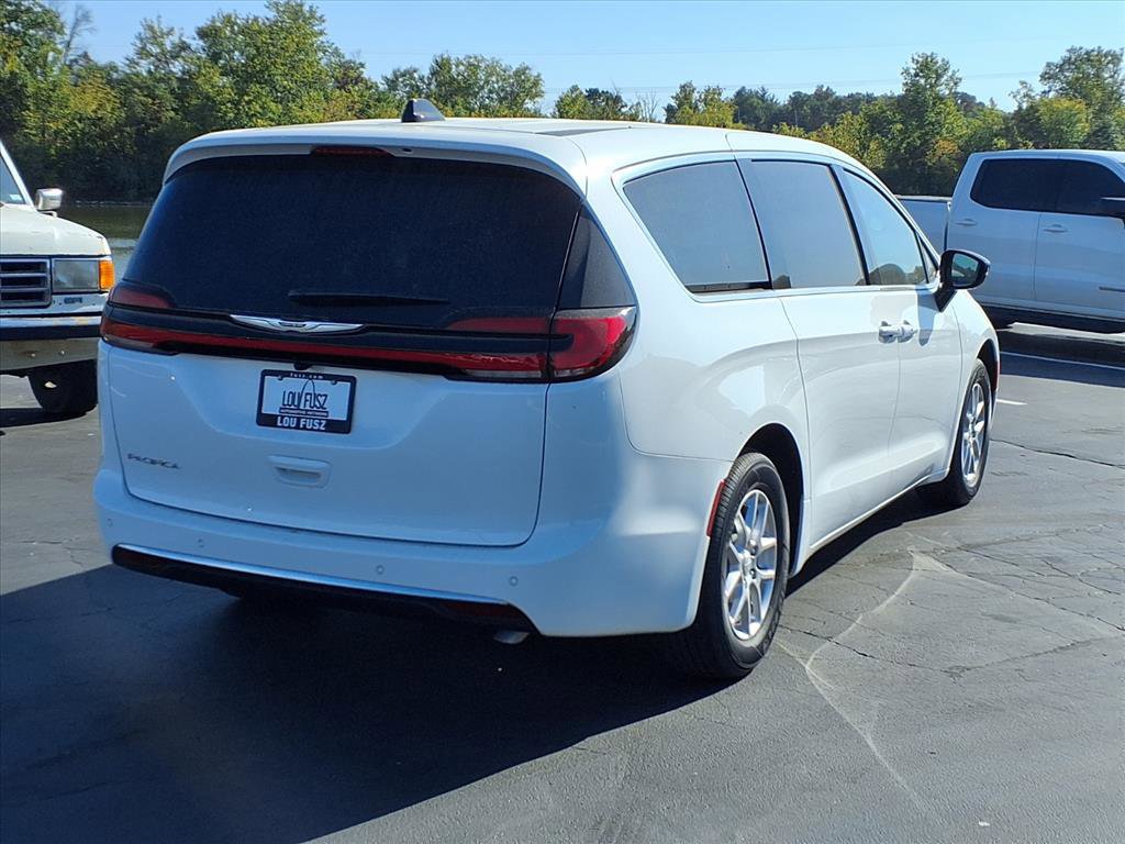 2026 Chrysler Pacifica photo 4
