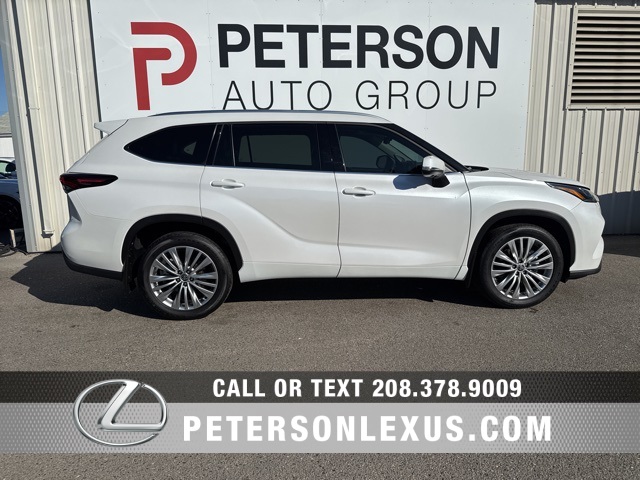 2024 Toyota Highlander Platinum photo 2