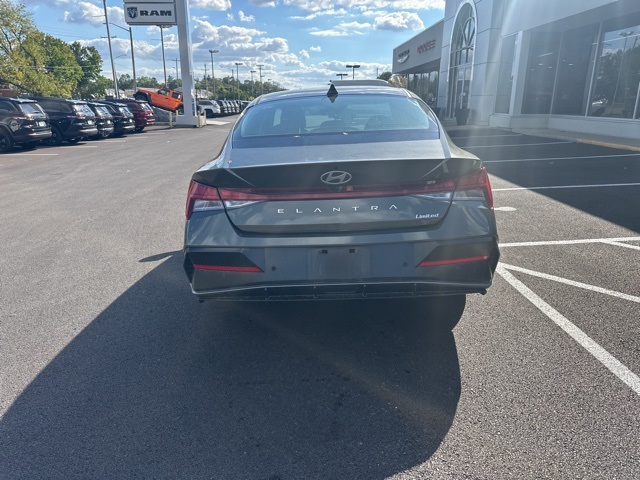 2024 Hyundai Elantra Limited photo 3
