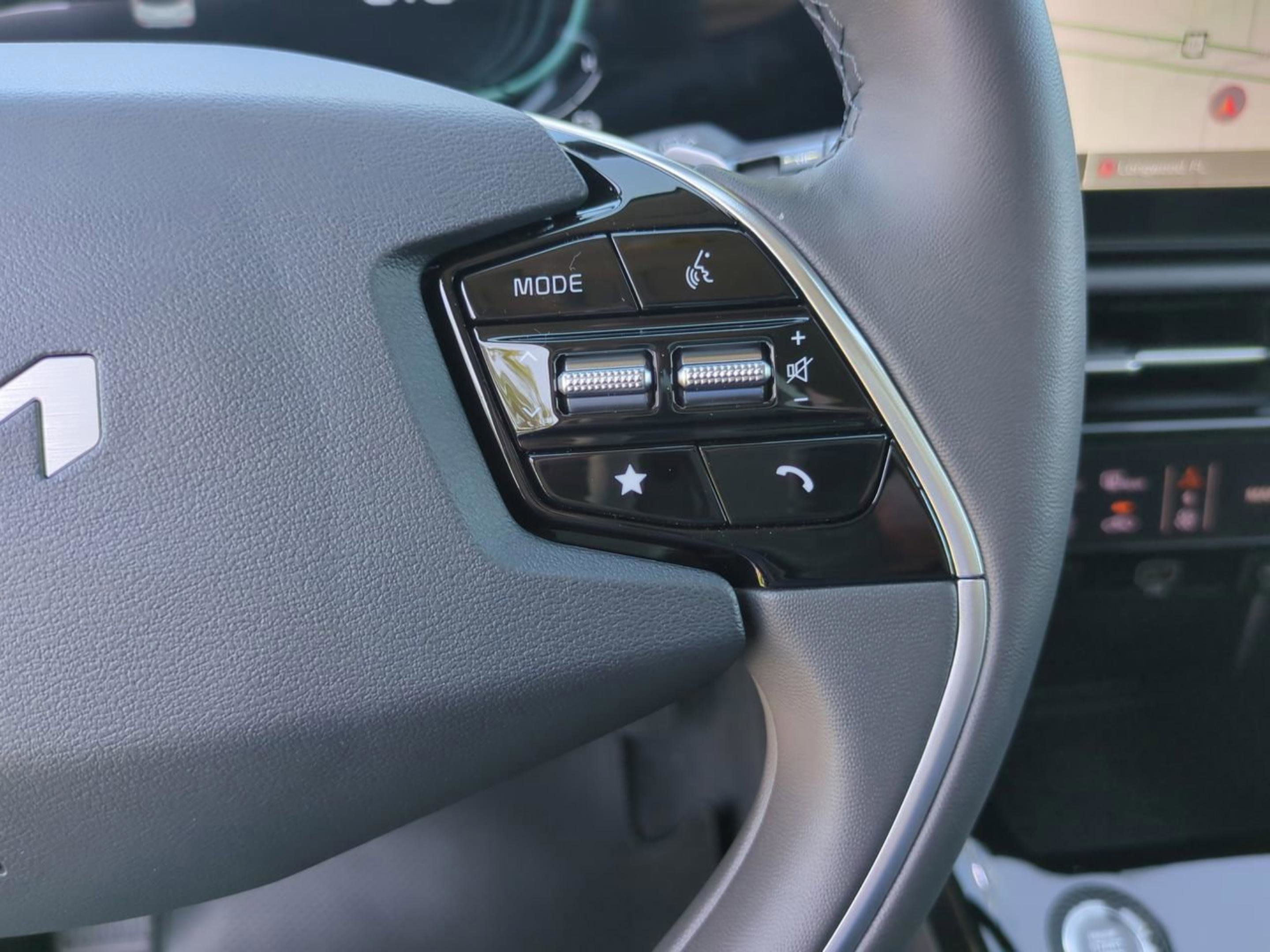 2025 Kia Niro SX photo 28