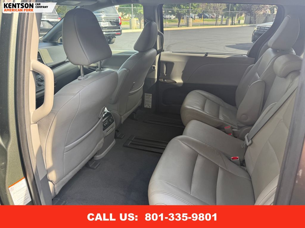 2019 Toyota Sienna XLE photo 33