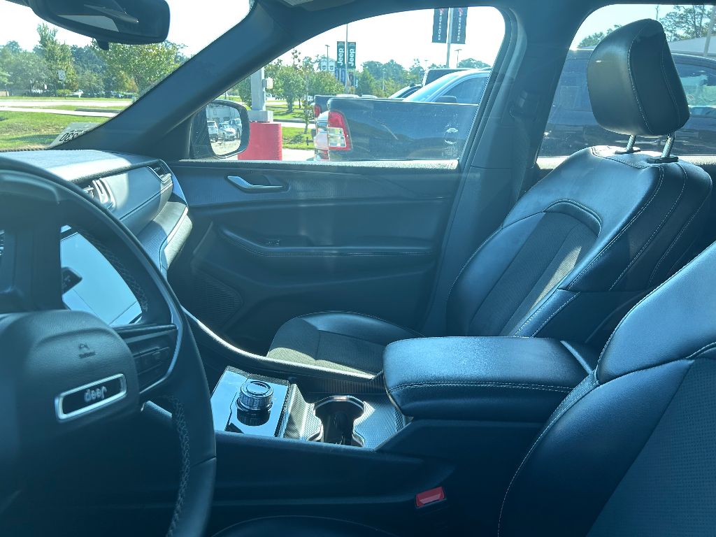 2024 Jeep Grand Cherokee Altitude photo 2