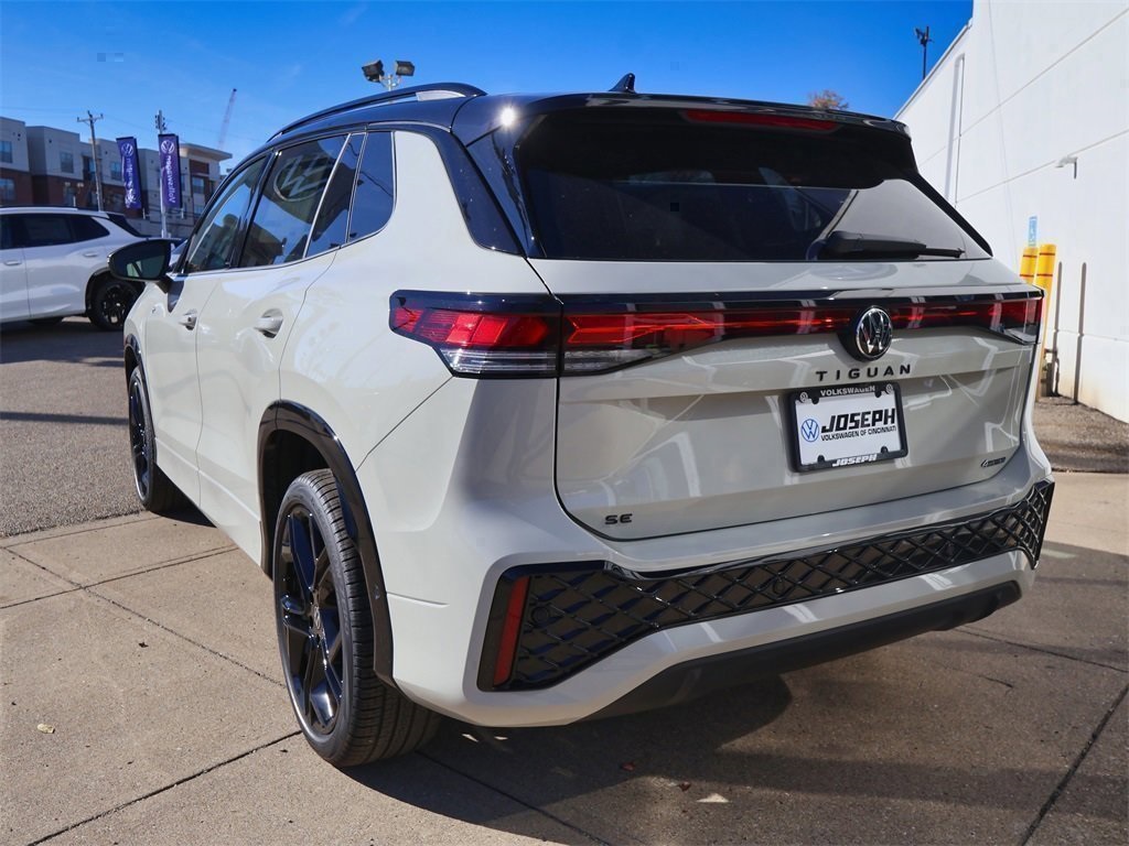 2026 Volkswagen Tiguan SE R-Line Black photo 3