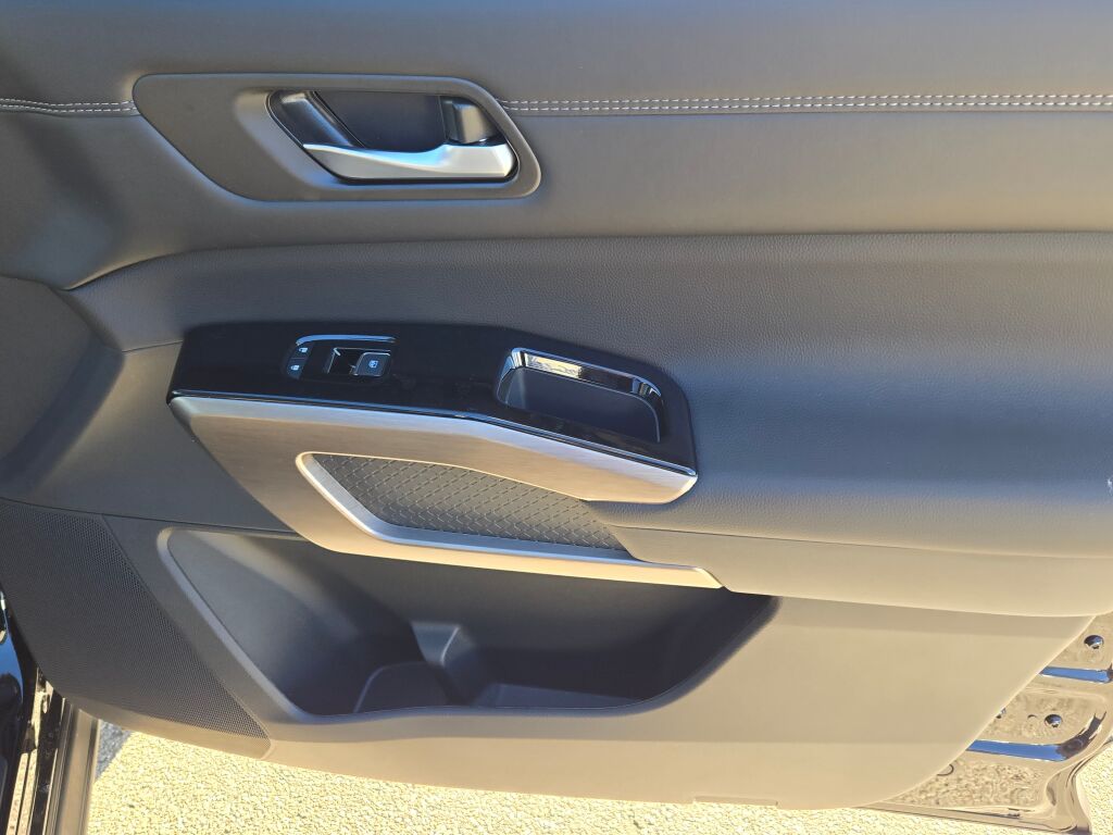 2025 Nissan Pathfinder Platinum photo 4