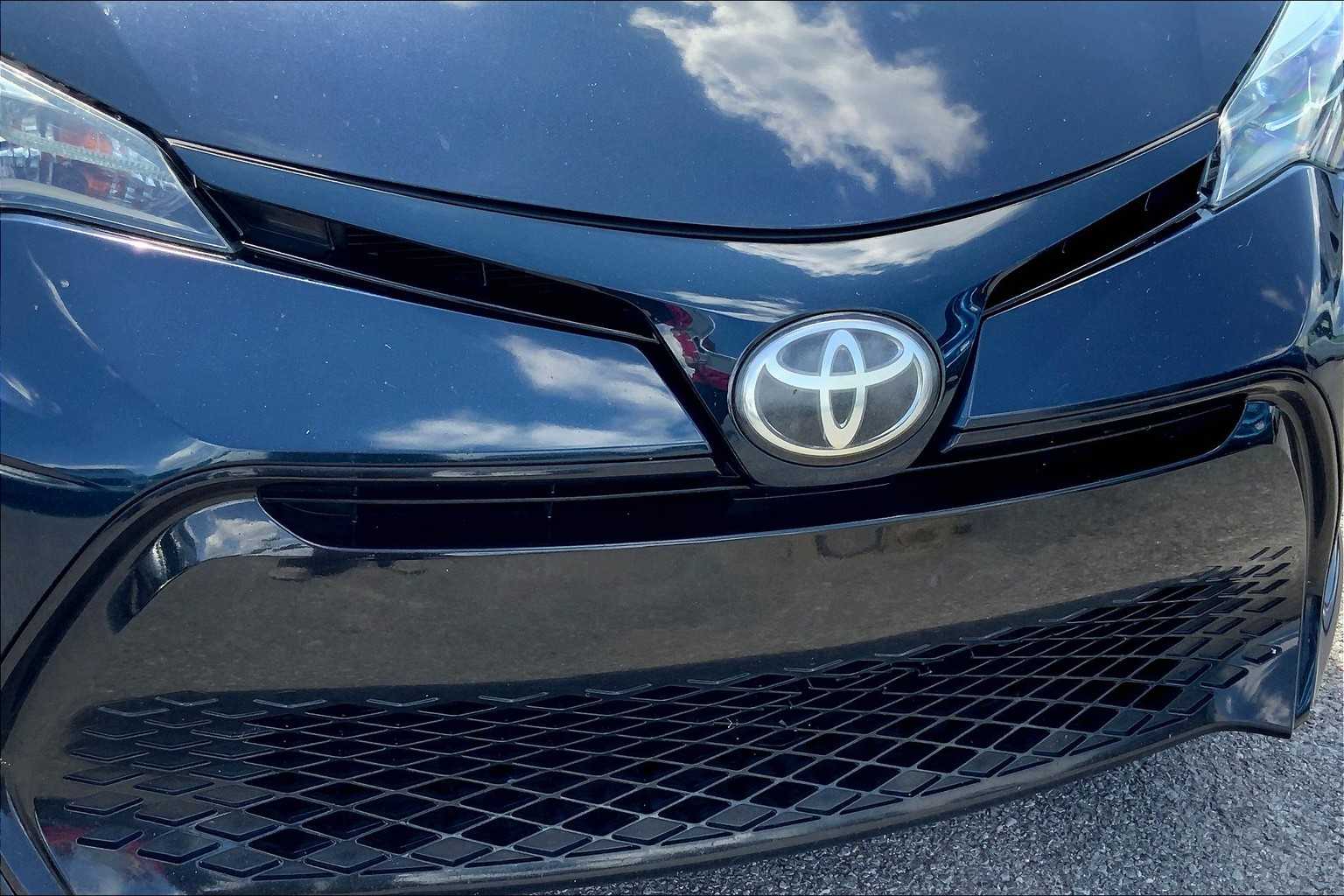 2017 Toyota Corolla SE photo 29