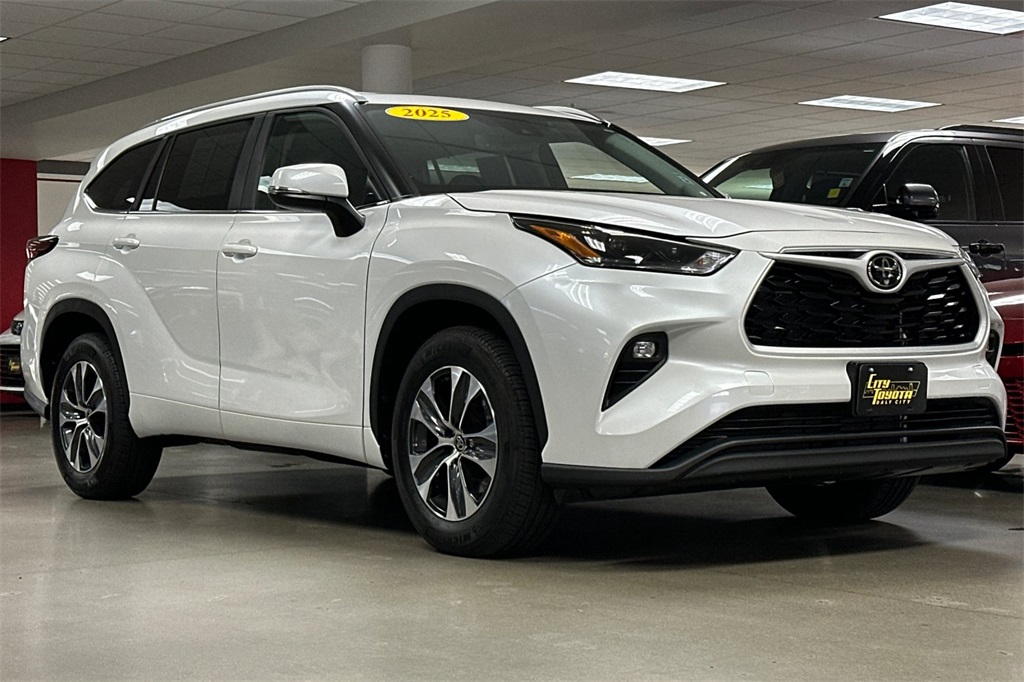 2025 Toyota Highlander XLE photo 2