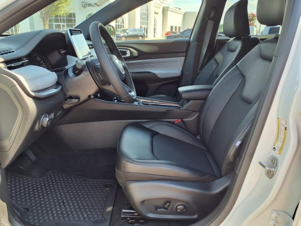 2025 Jeep Compass Latitude photo 2